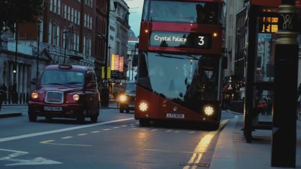 LONDON, Reino Unido - 22 de maio de 2017: Vista da Queens House e Canary Wharf do Greenwich Park em Londres, Inglaterra, Reino Unido — Vídeo de Stock