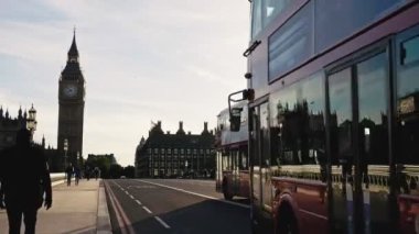 Londra, İngiltere - 19 Mayıs 2017: Bakanlıklara evleri ve içinde belgili tanımlık geçmiş Big Ben ile Westminster Bridge trafik