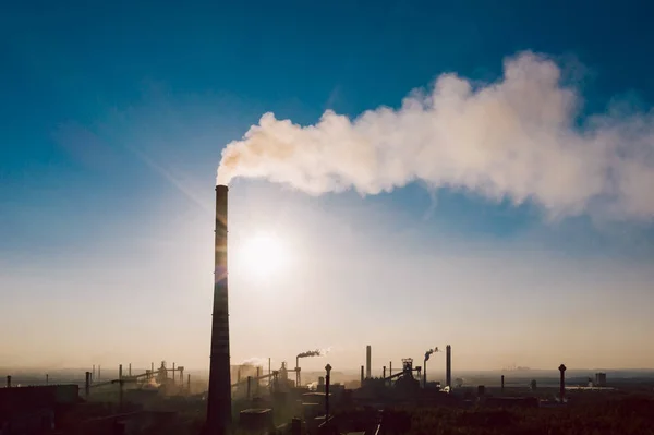 Paesaggio industriale con forte inquinamento — Foto Stock