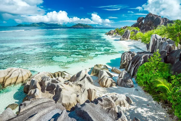 Paradiesische Insel auf den Seychellen — Stockfoto