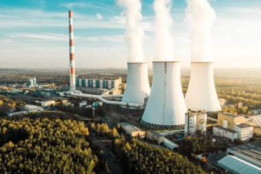Beyaz duman içinde baca ile bir elektrik santrali
