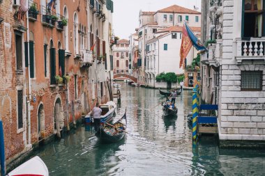 Venice, İtalya - 5 Mayıs 2018: Seyahat turist bir grup bir