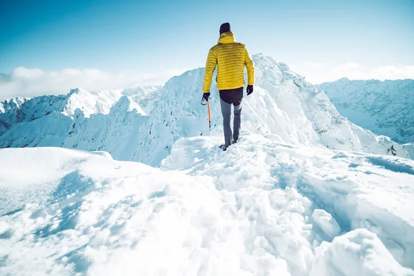 Um alpinista no inverno — Fotografia de Stock