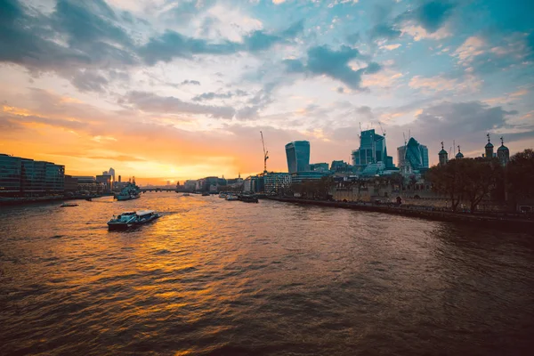 Удивительный закат над Темзой в Лондоне — стоковое фото