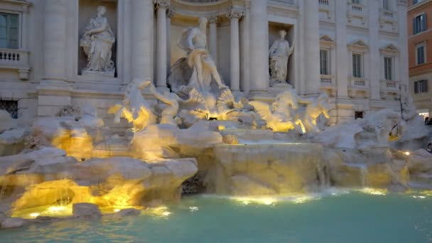 Een van de meest populaire bezienswaardigheden in Rome - De Trevi fontein — Stockvideo