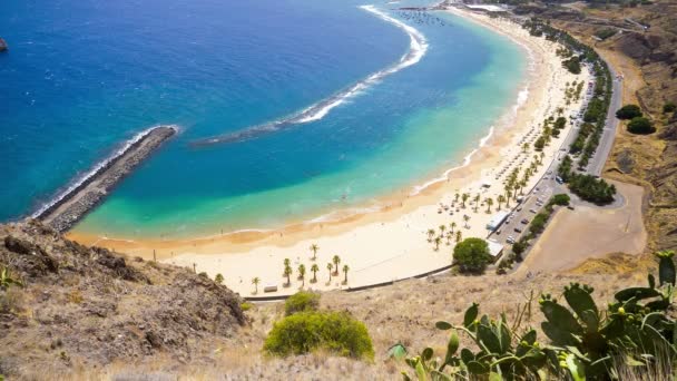 Menschen baden in der Sonne, schwimmen und spielen am Strand in Spanien — Stockvideo