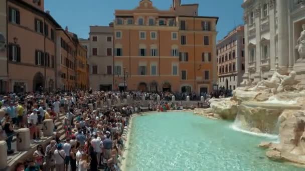 Rom, Italien - 22 juni 2019: Stor skara turister beundra Fontana di Trevi — Stockvideo