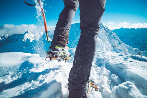 Um alpinista no inverno — Fotografia de Stock