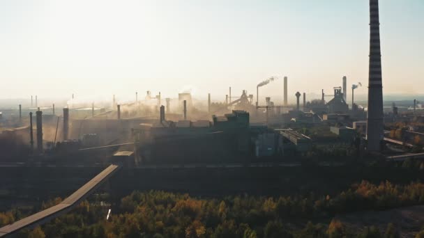 Промышленный ландшафт с сильным загрязнением — стоковое видео