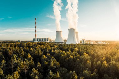 Beyaz duman içinde baca ile bir elektrik santrali
