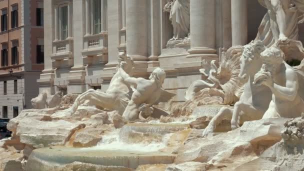 Een van de meest populaire bezienswaardigheden in Rome - De Trevi fontein — Stockvideo