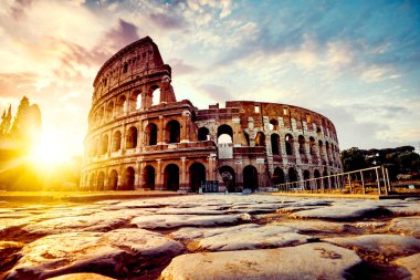 Gün batımında Roma Colosseum