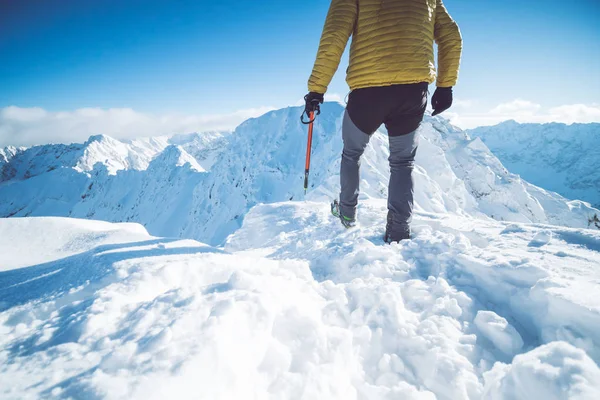Um alpinista no inverno — Fotografia de Stock