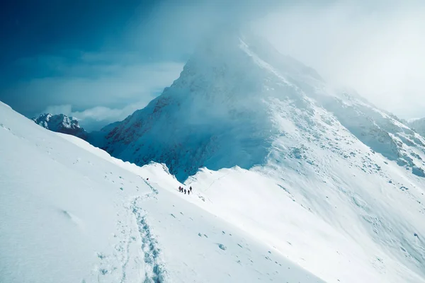 Paisagem espetacular de montanhas nevadas no inverno — Fotografia de Stock