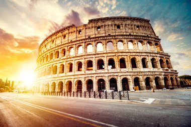 Gün batımında Roma Colosseum