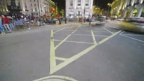 Timelapse do colorido circo Piccadully em Londres à noite — Vídeo de Stock