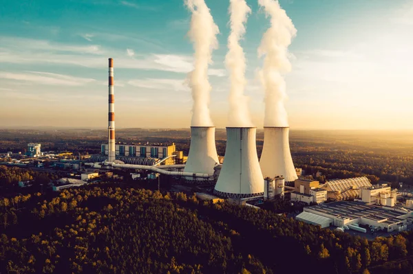 Beyaz duman içinde baca ile bir elektrik santrali