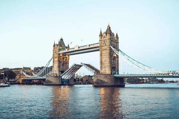 Verlichte Tower Bridge direct na de zonsondergang opent om een schip te geven — Stockfoto