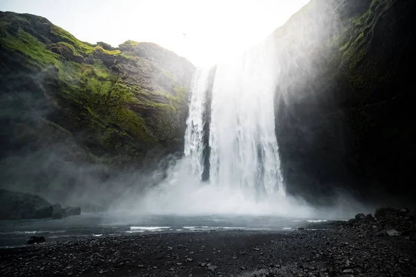 Удивительный водопад Скогафосс, расположенный в Исландии — стоковое фото