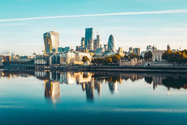 Londra'da Thames Nehri kıyısında
