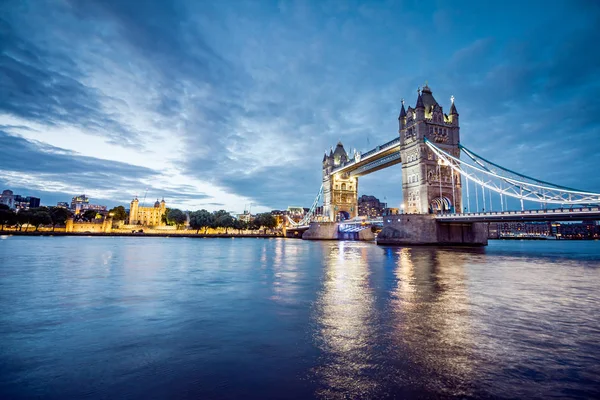 De Tower Bridge in Londen — Stockfoto