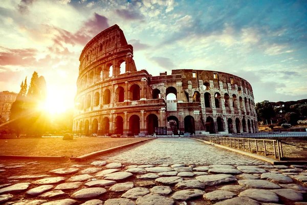 O Coliseu Romano ao pôr-do-sol — Fotografia de Stock