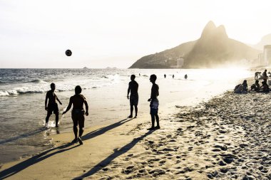 Rio De Janeiro, Brezilya - 24 Şubat 2015: Ipanema shore sahilde ünlü ipe Irmaos Dağı arkalarında oynayan Brezilyalı bir grup
