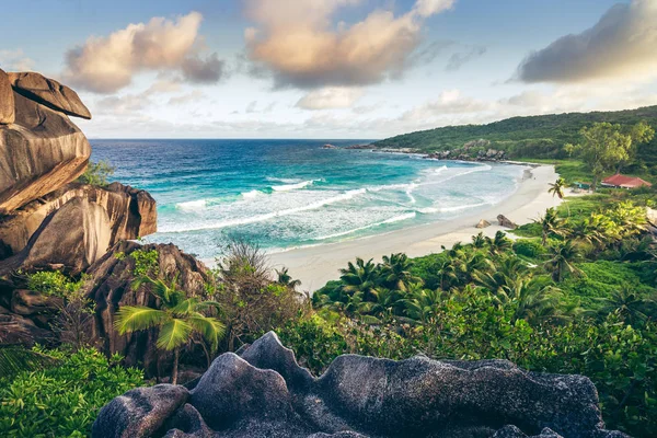 Bir tropikal plaj üzerinde muhteşem günbatımı — Stok fotoğraf
