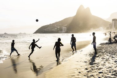 Rio De Janeiro, Brezilya - 24 Şubat 2015: Ipanema shore sahilde ünlü ipe Irmaos Dağı arkalarında oynayan Brezilyalı bir grup