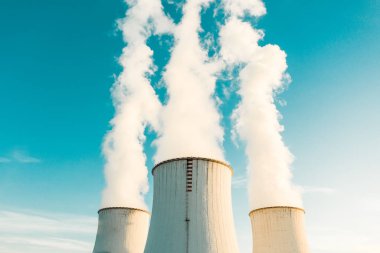 Beyaz duman içinde baca ile bir elektrik santrali