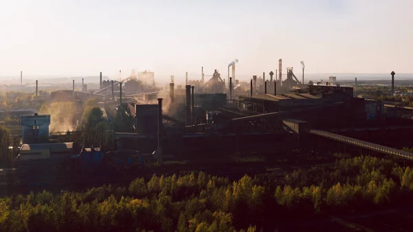 Průmyslová krajina s těžkým znečištěním — Stock fotografie