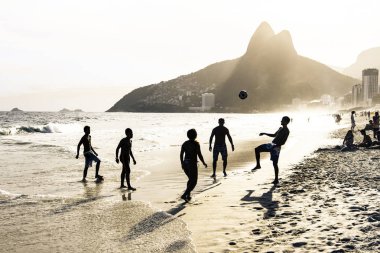 Rio De Janeiro, Brezilya - 24 Şubat 2015: Ipanema shore sahilde ünlü ipe Irmaos Dağı arkalarında oynayan Brezilyalı bir grup