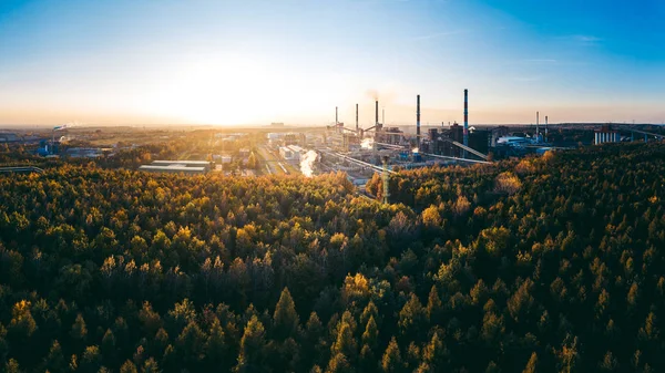 Paisaje industrial con fuerte contaminación — Foto de Stock