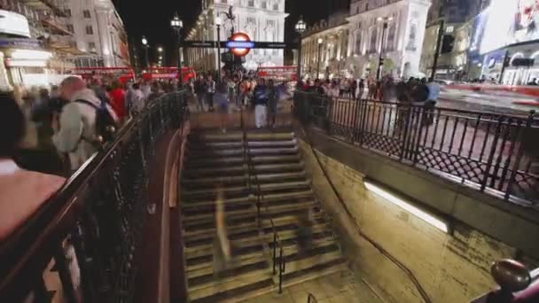 London, Verenigd Koninkrijk - 21 April 2018: Timelapse van de kleurrijke Piccadully circus in Londen at Night — Stockvideo