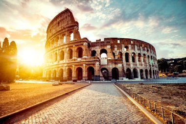 Gün batımında Roma Colosseum