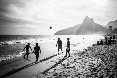 Rio De Janeiro, Brezilya - 24 Şubat 2015: Ipanema shore sahilde ünlü ipe Irmaos Dağı arkalarında oynayan Brezilyalı bir grup