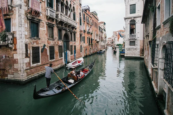 VENICE, ITALY - May 5, 2018: A group of tourists travelling in a — стоковое фото