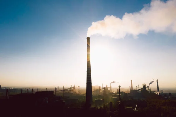 Paisagem industrial com poluição pesada — Fotografia de Stock