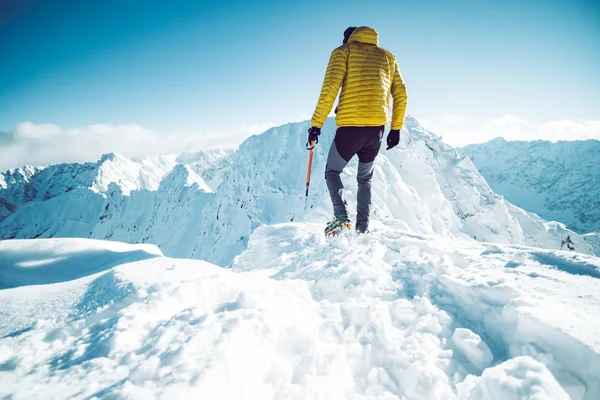 Um alpinista no inverno — Fotografia de Stock