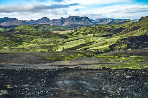 İzlanda'daki gerçeküstü ve renkli manzara