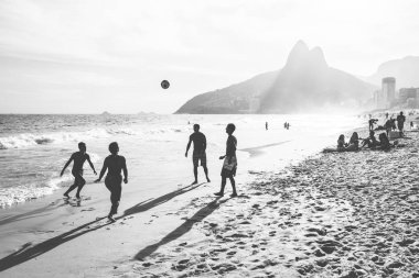 Rio De Janeiro, Brezilya - 24 Şubat 2015: Ipanema shore sahilde ünlü ipe Irmaos Dağı arkalarında oynayan Brezilyalı bir grup