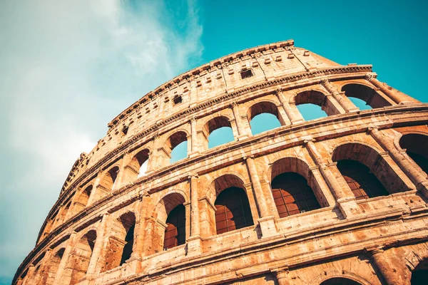 O Coliseu Romano ao pôr-do-sol — Fotografia de Stock