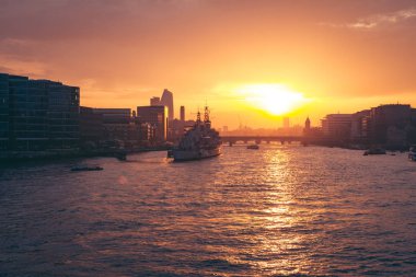 Londra'da Thames Nehri üzerinde şaşırtıcı günbatımı