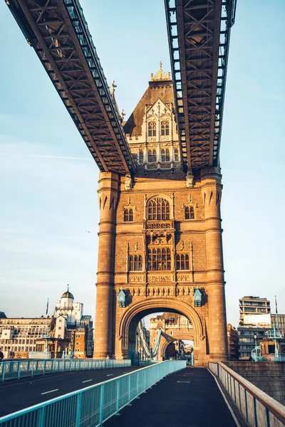 Θεαματική Tower Bridge στο Λονδίνο στο ηλιοβασίλεμα — Φωτογραφία Αρχείου