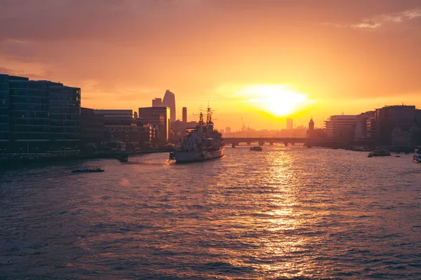 Increíble puesta de sol sobre el río Támesis en Londres —  Fotos de Stock