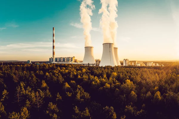A Power plant with white smoke over its chimneys — Stock Photo, Image