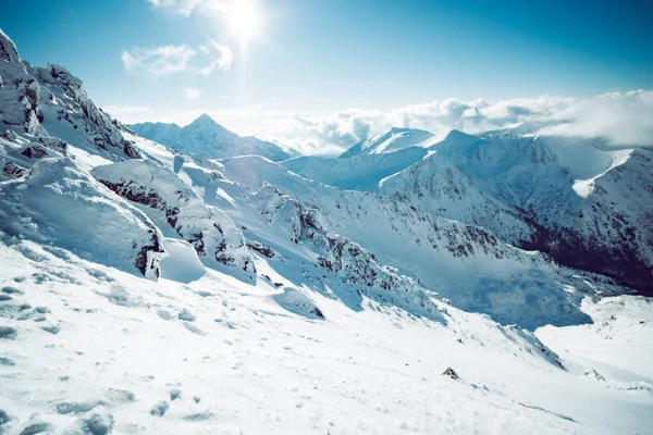 冬季雪山的壮观景观 — 图库照片