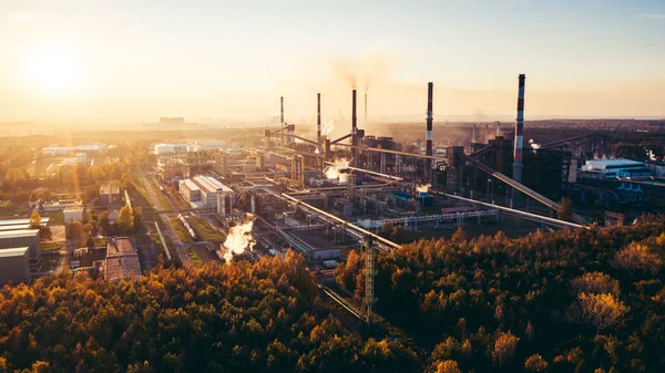 Průmyslová krajina s těžkým znečištěním — Stock fotografie