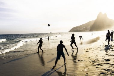 Ipanema Plajı kıyısında oynayan Brezilyalılar grubu