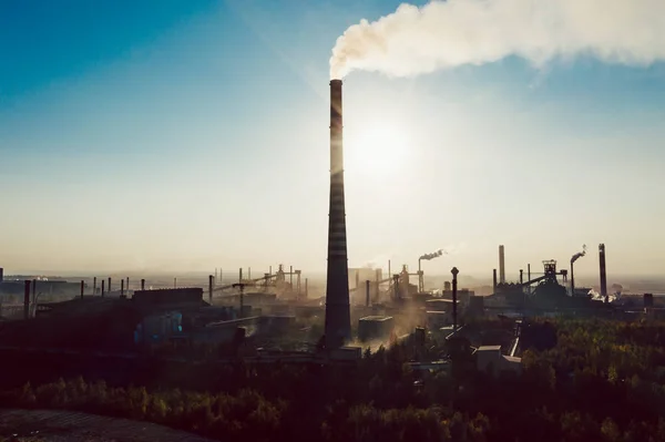 Paisaje industrial con fuerte contaminación — Foto de Stock